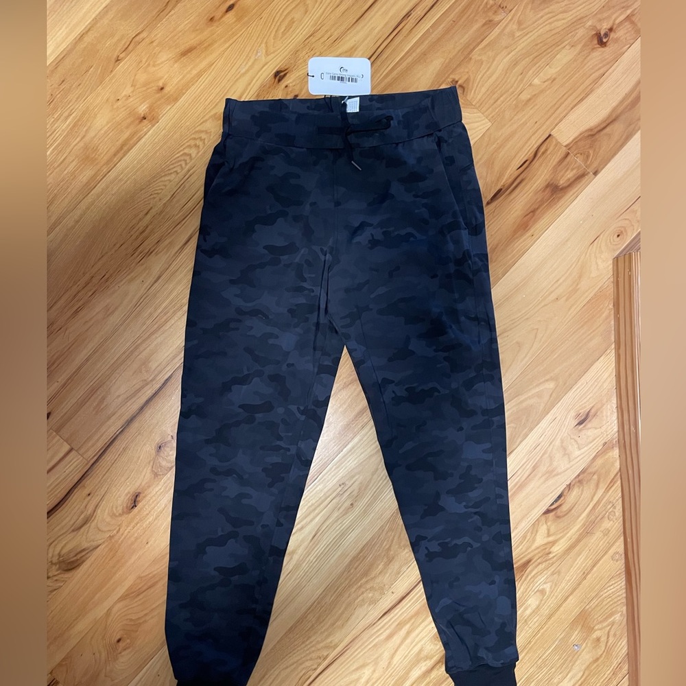 NWT ZYIA Slate Camo Strong Joggers